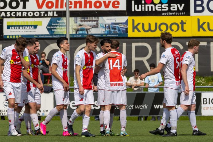 Flevo Boys viert een treffer tegen kampioen Eemdijk. De ploeg uit Emmeloord won vanmiddag ook van WV-HEDW en deed daarmee uitstekende zaken.