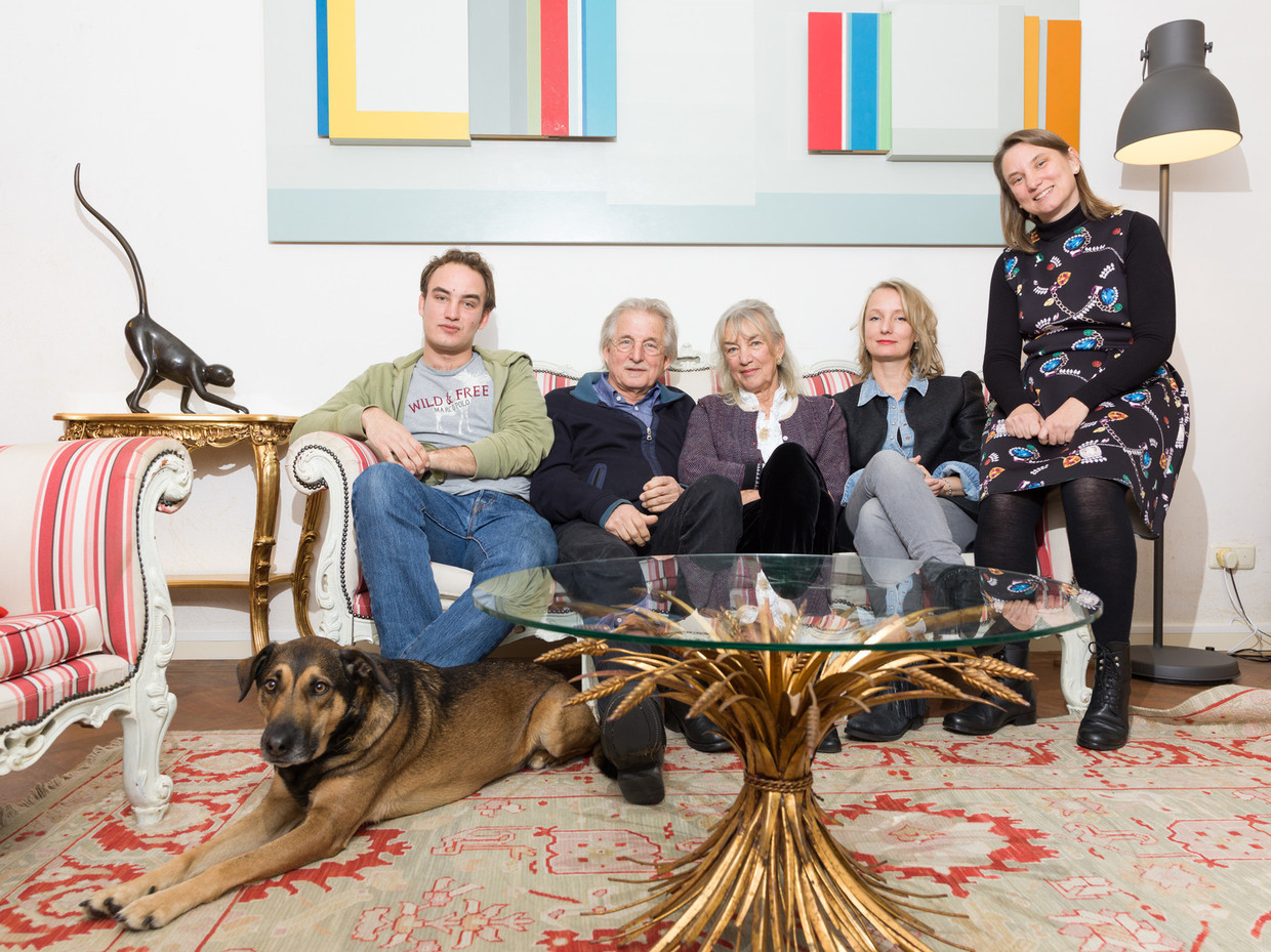 Het gezin Bromet. Van links af: Ruben (28), Frans (70), Anita (70), Silvia (43) en Laura (44). Beeld Ivo van der Bent
