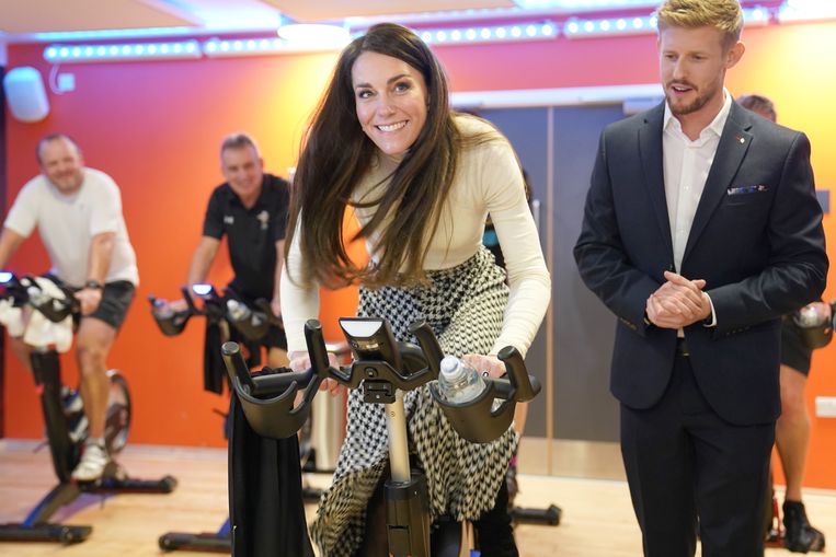 Wil je zien: Kate Middleton wint spinningrace in rok en hoge hakken Beeld Getty Images