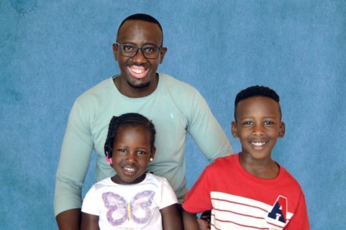 Jackson Musoni met zijn twee oudste kinderen.
