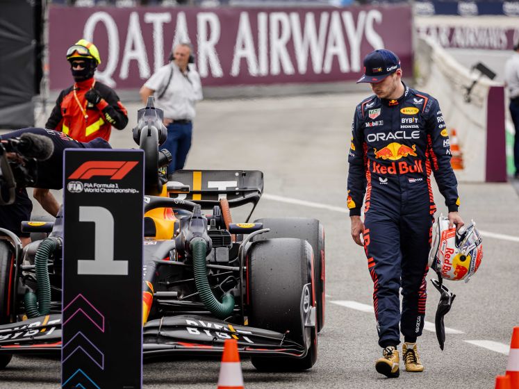 Oppermachtige Verstappen pakt pole in Barcelona