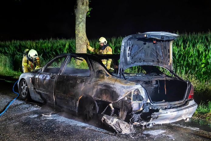Wagen gaat in vlammen op in Geffen.