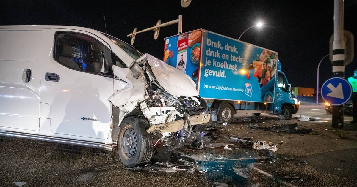 Veel brokstukken op de weg na botsing tussen twee busjes op kruising in Zwolle.