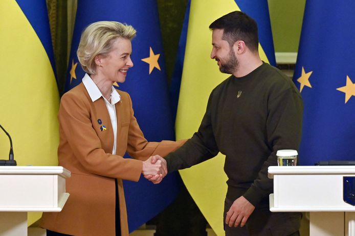 La présidente de la Commission européenne Ursula von der Leyen et le président ukrainien Volodymyr Zelensky.