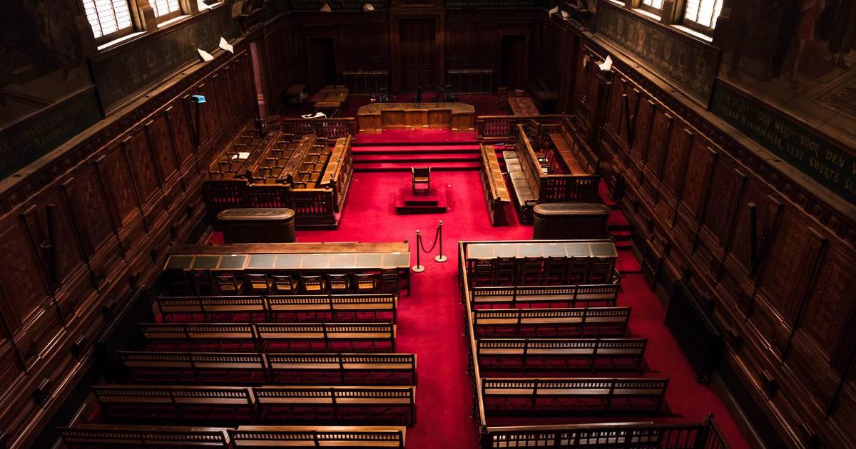 Hobbyfotografen dwalen door oud justitiepaleis Antwerpen hln.be