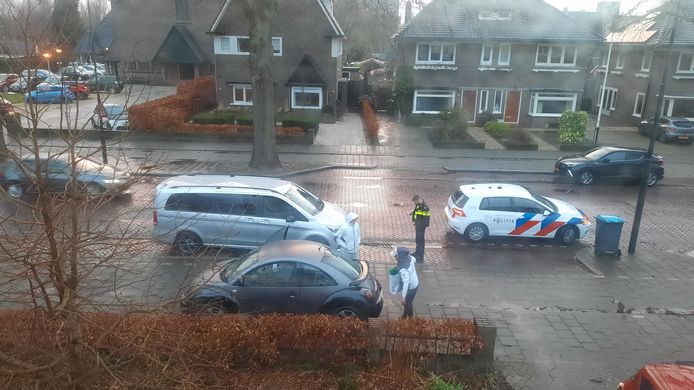 Controle van een grijs busje in Apeldoorn.