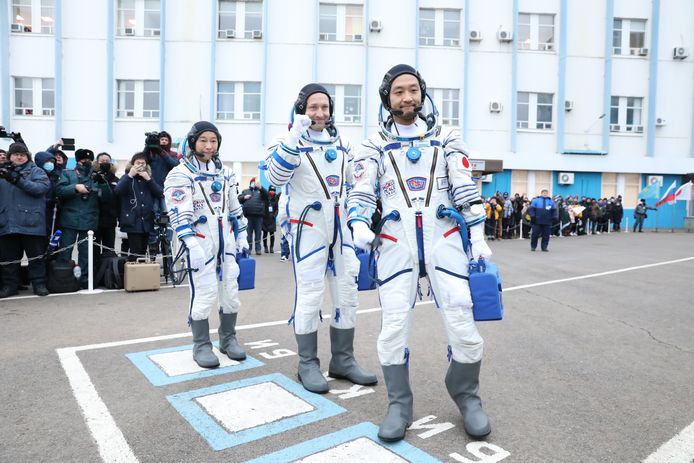 De Russische kosmonaut Aleksandr Misoerkin (C) met ruimtetoeristen Yusaku Maezawa (L) en Yozo Hirano (R).