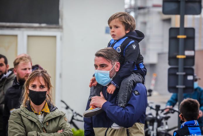 supporters wachten op de spelersbus van Club Brugge op de Platse van St Andries