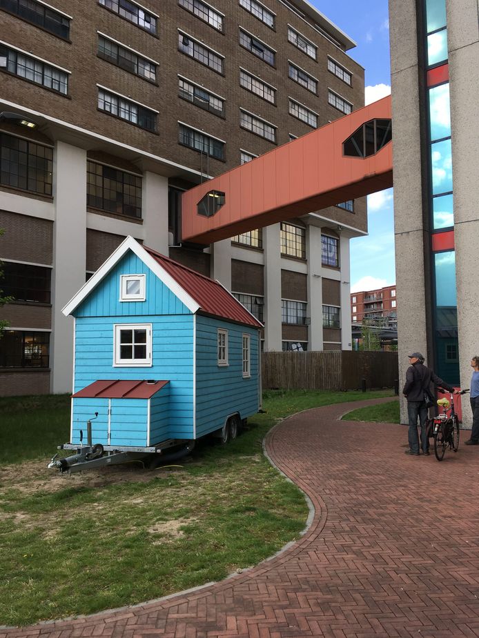 Een Tiny House (Waterlandhuisje) midden op Strijp-S in Eindhoven.