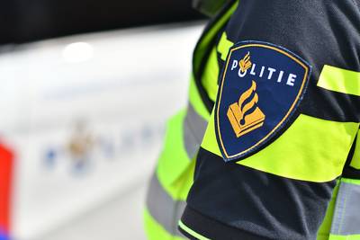 Omstanders zien pistool op dak van auto liggen en waarschuwen politie, blijkt speelgoedwapen te zijn