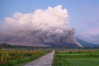 Videobeelden tonen gigantische aswolk bij vulkaanuitbarsting in Indonesië: 2.000 mensen geëvacueerd