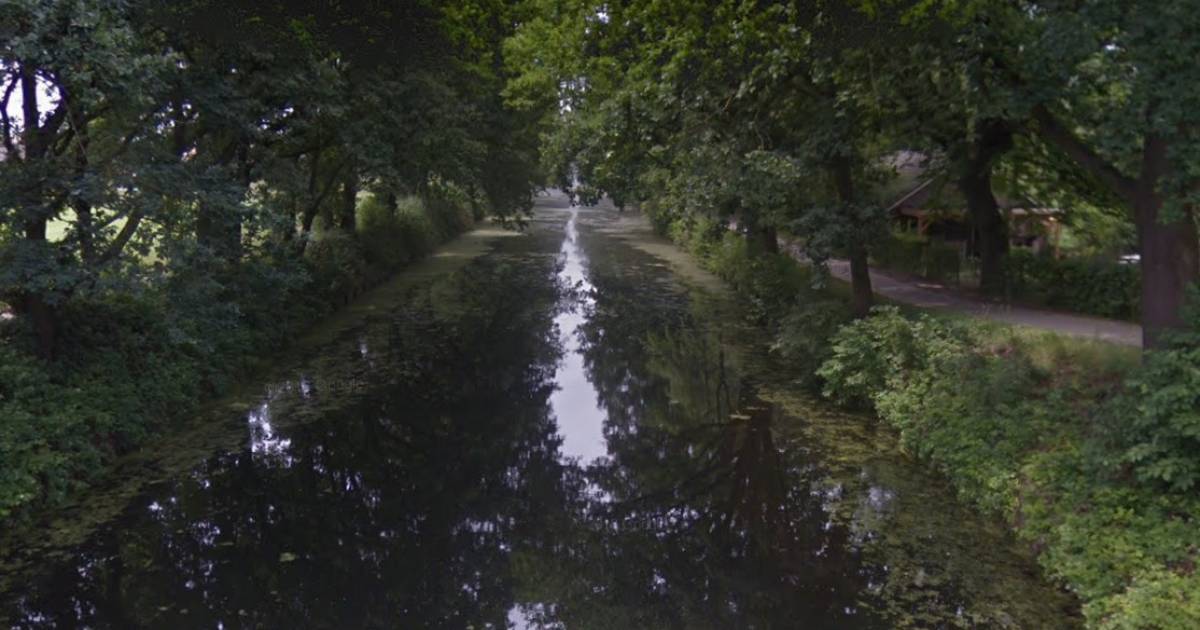 Wandelaar doet lugubere vondst in kanaal bij Mierlo, politie zet groot onderzoek op touw.