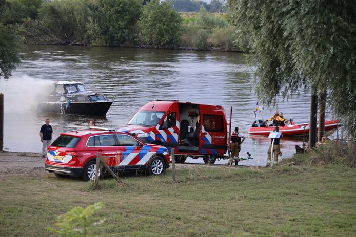 Plezierjacht brandt volledig uit in de Maas bij Ravenstein.