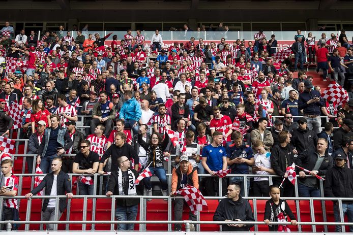 De fans van PSV betalen in vergelijking het meest voor een seizoenkaart.