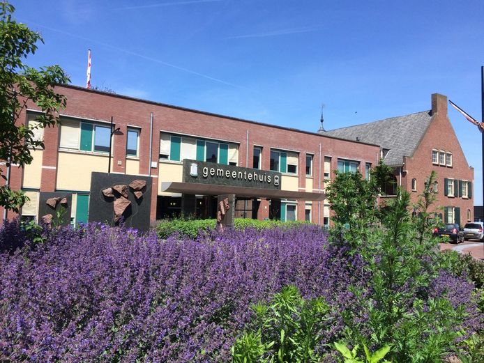 Vanuti de raadszaal in Raamsdonksveer luisteren raadsleden,burgemeester en boa naar de corona-ervaringen van de inwoners