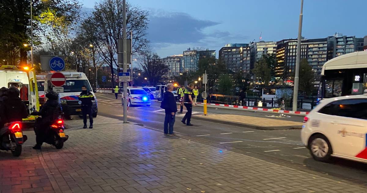 Vier gewonden bij aanrijding tussen bus en fietser in Amsterdam.
