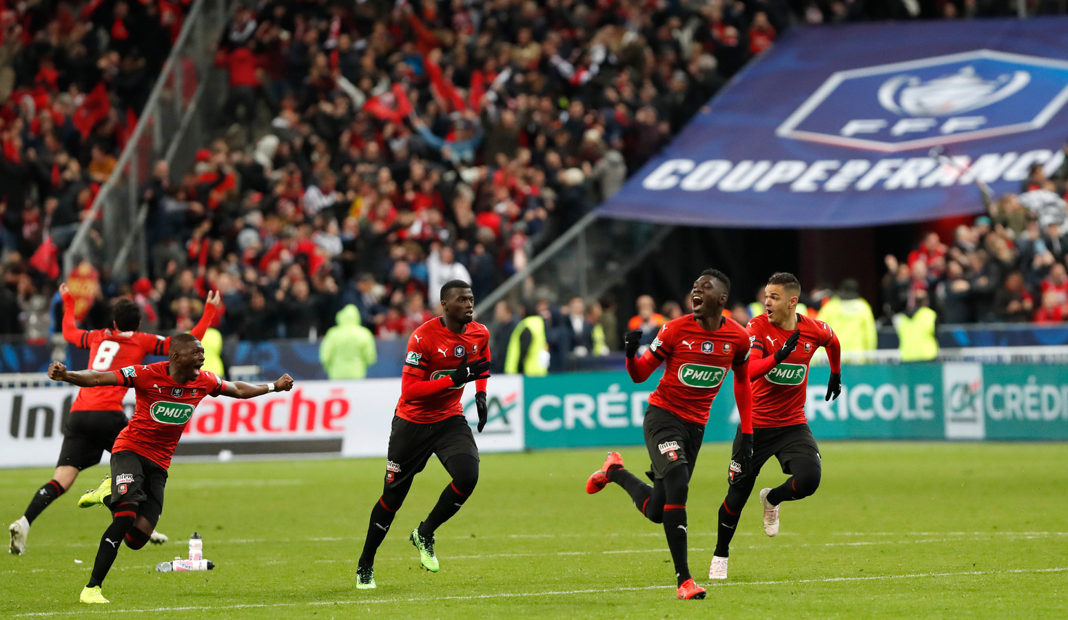 Verbinding verbroken goedkoop beet Rennes verrast PSG in bekerfinale, rood voor Mbappé | Foto | AD.nl
