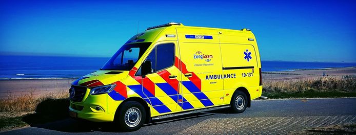Ambulancedienst ZorgSaam zoekt voor komende zomer opnieuw verpleegkundigen en chauffeurs.