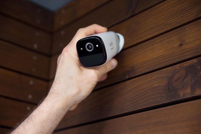 Redelijk Offer Verloren Zo voorkom je dat hackers meekijken op de camera die je in huis hebt hangen  | Tech | AD.nl