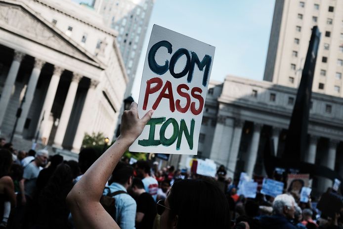 Honderden demonstranten demonstreren tegen Trumps strenge immigratiebeleid in Manhattan.