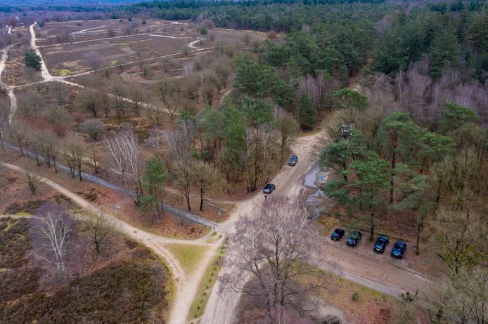 Op dit moment kan de auto nog direct naast de Ermelosche heide worden geparkeerd. Deze parkeerplaatsen worden mogelijk verplaatst naar het gebied tussen de schaapskooi en de Drieërweg, met als doel het beschermen van de kwetsbare natuur.