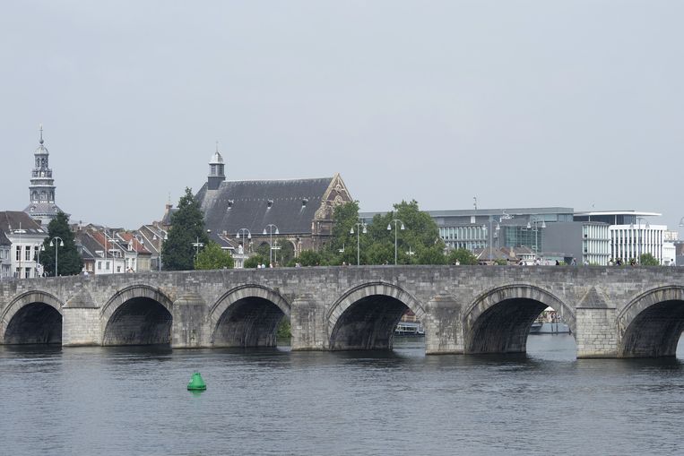 De Sint Servaasbrug, een 13e eeuwse stenen boogbrug over de rivier de Maas Beeld anp