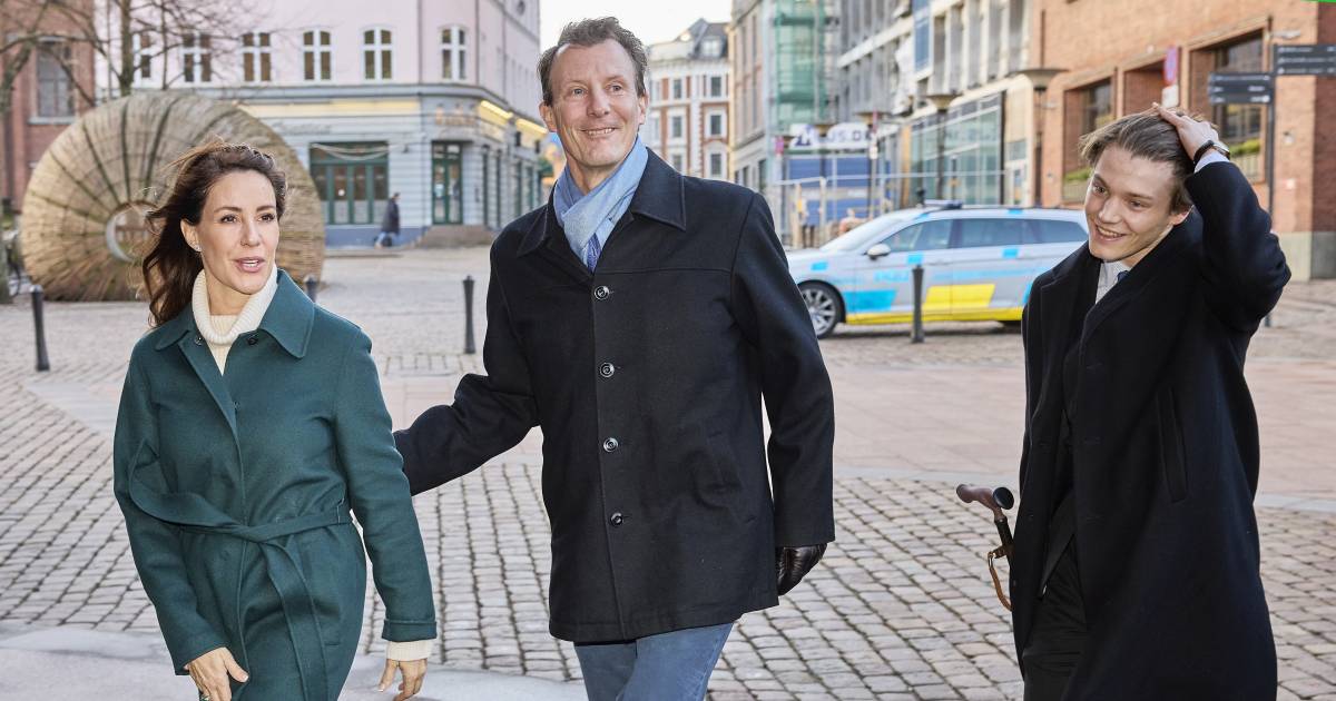 Broer van prins Frederik van Denemarken laat vrouw en kinderen die hun titels verloren thuis bij