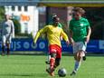 Robert Hirwa (l) speelde tegen SDS zijn laatste wedstrijd in het shirt van Apeldoornse Boys.