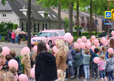 Indrukwekkende erehaag voor overleden Nomi (5) uit Schaijk
