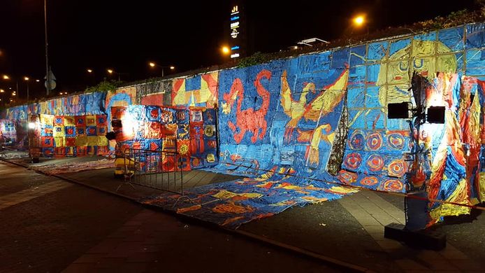 Het scholenproject 'Kasteelkamer van de keizer' achter het Beursgebouw tijdens Glow.