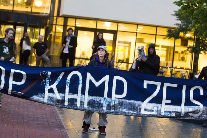 In 2015 waren er ook protesten tegen een azc op Kamp van Zeist en werd gepleit voor 'Sloop Kamp Zeist'.