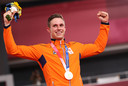 Harrie Lavreysen met de gouden medaille die hij behaalde op de individuele sprint.