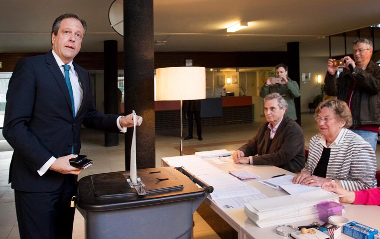 Onder het toeziend oog van de leden van het stembureau brengt D66-leider Alexander Pechtold zijn stem uit. Beeld anp