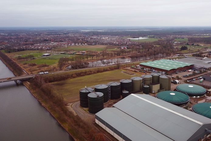 De Helmondse locatie van mestverwerker Den Ouden, met op de achtergrond de wijk Brouwhuis.
