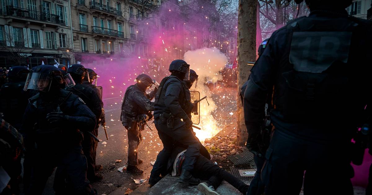 Journée agitée à travers la France : Plus de 2 millions de personnes ont manifesté contre les nouveaux régimes de retraite, les syndicats annoncent une nouvelle journée de grève le 31 janvier |  Voyager