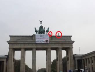 Klimaatactivisten klimmen op Brandenburger Tor: “We zijn de laatste generatie”