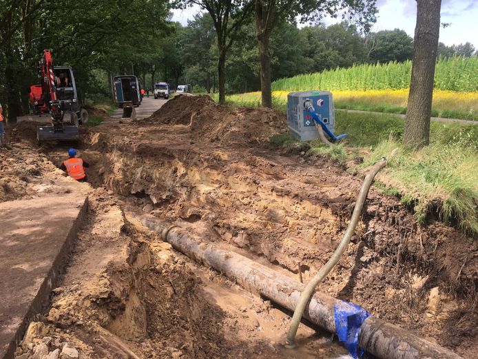 Lekkage aan een transportleiding van water aan de Stroomkesberg in Vessem.