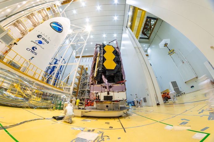 Le télescope spatial James Webb de la NASA fixé au sommet de la fusée Ariane 5 qui le lancera dans l'espace depuis le port spatial européen de Kourou, en Guyane.