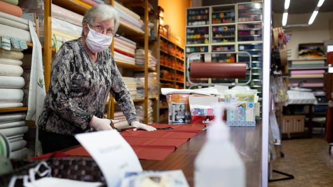 Risicopatiënte, maar toch heropent Marie-Louise (74) haar levenswerk: “Stoffenwinkel is mijn amusement”
