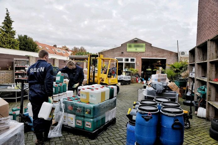 De inval in het tuincentrum aan de Trouwlaan in Tilburg, waar een growshop is opgerold.