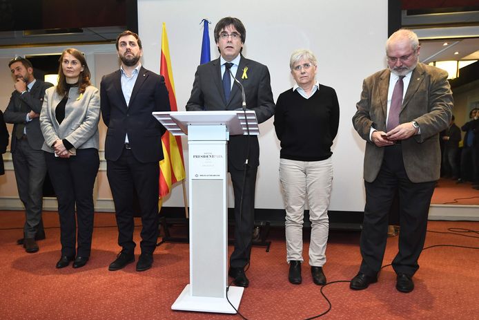 Puigdemont vanmiddag op de persconferentie in Brussel met de vier andere afgezette ministers naast hem.