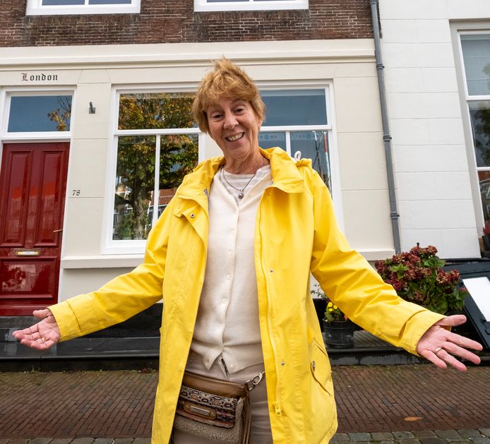 Marlou Boerbooms voor haar woning uit 1567.