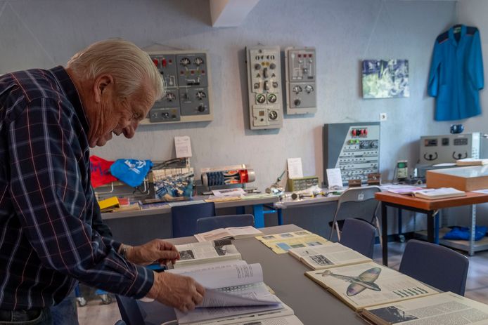 Voorzitter Sjaak van Loon van Museum 'Wings over Woensdrecht' geeft tekst en uitleg over de vliegbasis tijdens de Tweede Wereldoorlog. Hij bladert door het geschiedkundig rapport 'Vliegveld Woensdrecht in het vizier' van Erwin van Loo