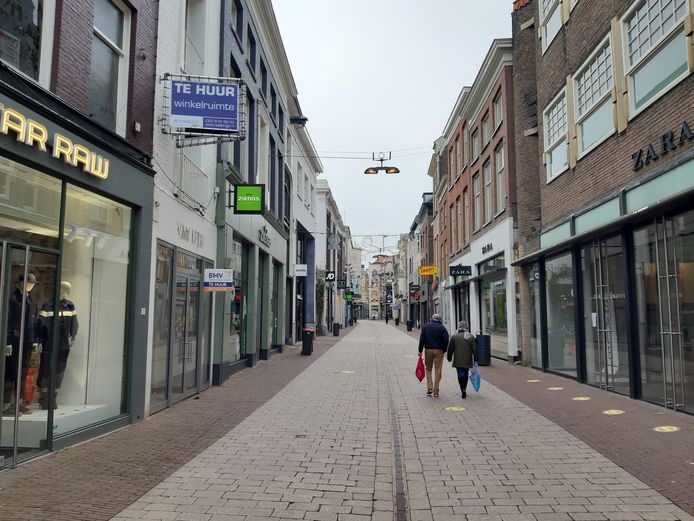 De Arnhemse binnenstad biedt door de coronalockdown zelfs op zaterdag een verlaten aanblik.