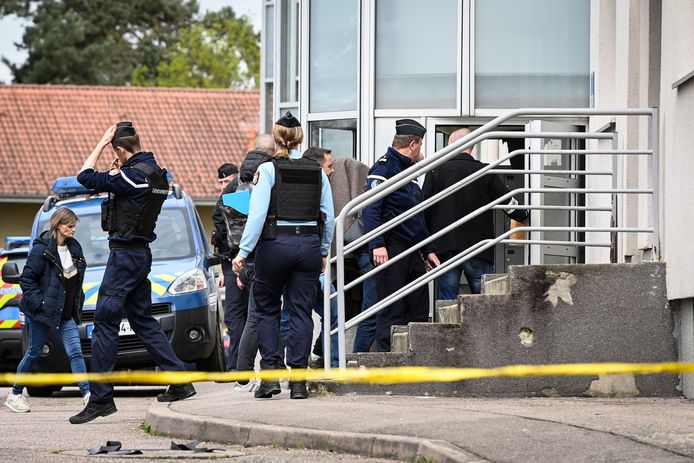 De Franse politie begeleiden de vijftienjarige verdachte wanneer ze aankomen bij het appartement in Rambersvillers waar het levenloze lichaam van het kleine meisje in een vuilzak werd gevonden.