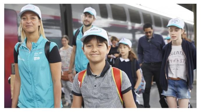 De Franse spoorwegen bieden de dienst 'Junior & Cie' aan waarbij jonge kinderen zonder voogd, maar met een speciale begeleider de treinreis kunnen maken.