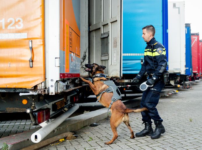 Foto ter illustratie: de politie controleert op de aanwezigheid van mensen in een vrachtwagen.
Het OM en politie vermoeden dat de kapperszaak in Apeldoorn een rol  heeft gespeeld bij het 'voorbereiden en organiseren van mensensmokkeltransporten'.