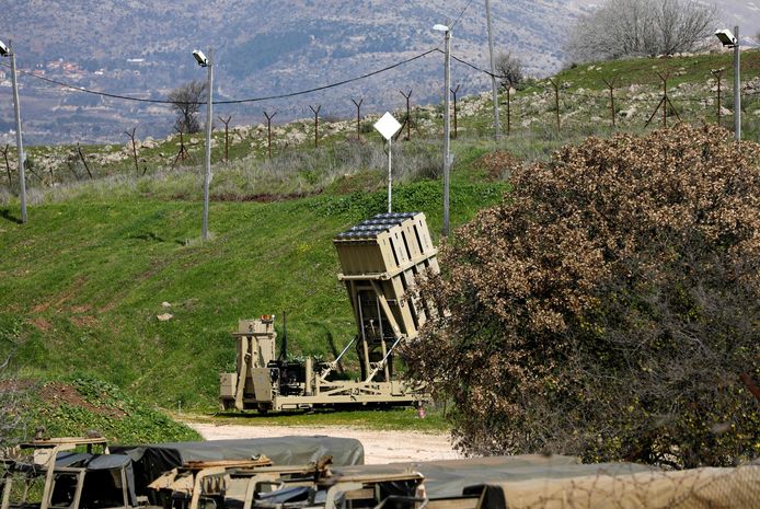 Het Israëlische leger zegt dat "onderscheppingsraketten van het luchtafweersysteem 'Iron Dome' werden gelanceerd.