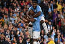 Benjani (l) heeft vlak voor tijd de 2-2 gemaakt namens de Manchester City-legends. Hij viert de treffer met Micah Richards.