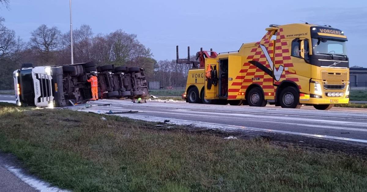 Melkvrachtwagen gekanteld tussen Delden en Goor, N346 afgesloten.